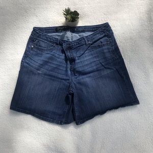Simply Vera Vera Wang Denim Mid Rise Size 16 Short